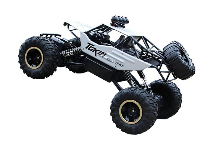 Robuster 4x4 RC-Monstertruck auf unebenem Gelände, ideal für Outdoor-Abenteuer. Kraftvoller Allradantrieb und stoßfeste Bauwe