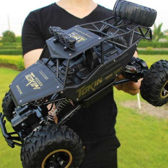 Robuster 4x4 RC-Monstertruck auf unebenem Gelände, ideal für Outdoor-Abenteuer. Kraftvoller Allradantrieb und stoßfeste Bauwe