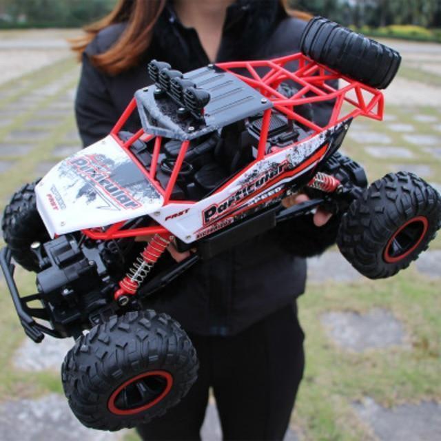 Robuster 4x4 RC-Monstertruck auf unebenem Gelände, ideal für Outdoor-Abenteuer. Kraftvoller Allradantrieb und stoßfeste Bauwe