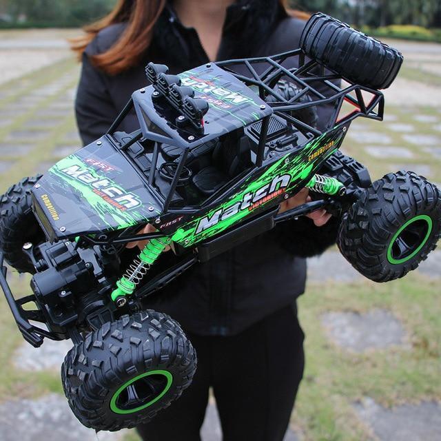 Robuster 4x4 RC-Monstertruck auf unebenem Gelände, ideal für Outdoor-Abenteuer. Kraftvoller Allradantrieb und stoßfeste Bauwe