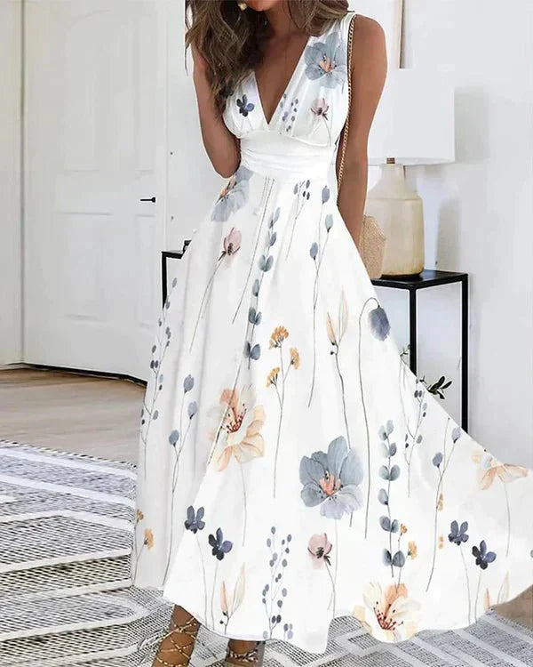 "Romy Blumen V-Ausschnitt Kleid, luftiges Damenkleid mit floralem Muster, betont die Silhouette, ideal für sonnige Tage."