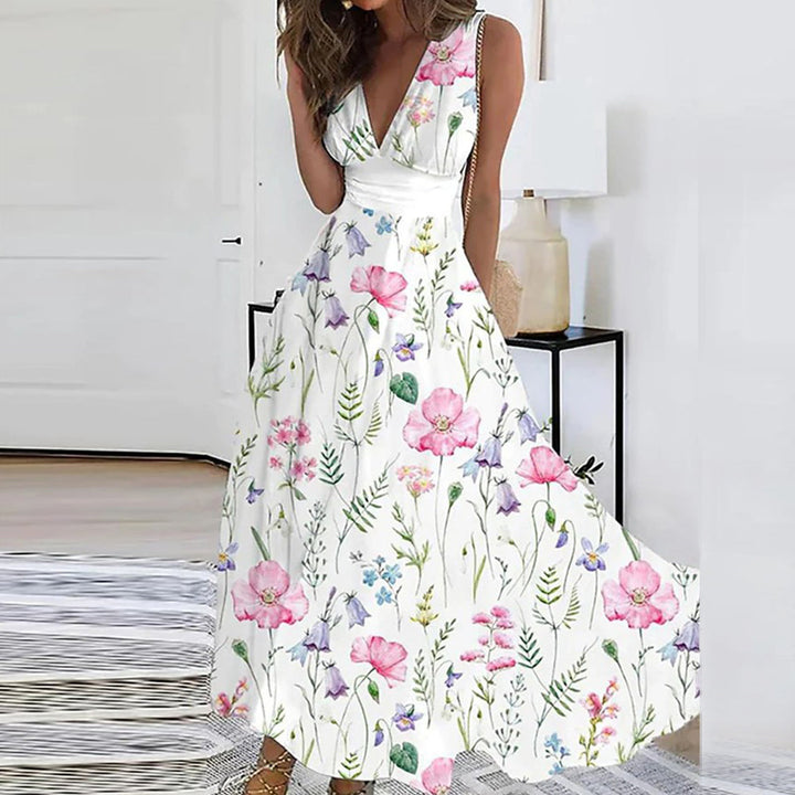 "Romy Blumen V-Ausschnitt Kleid, luftiges Damenkleid mit floralem Muster, betont die Silhouette, ideal für sonnige Tage."