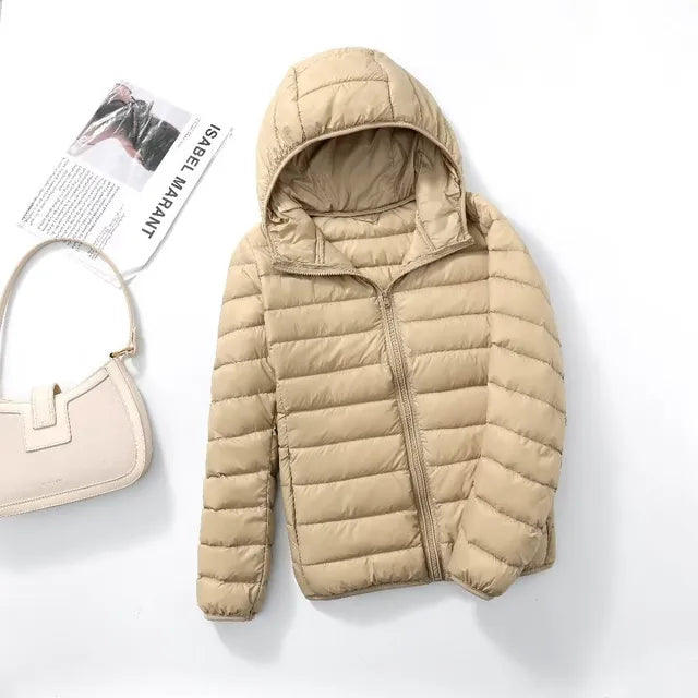 "Rosaroter Daunenmantel mit Kapuze und grauem Innentop, kombiniert mit schwarzen Jeans, für Damenmode."
