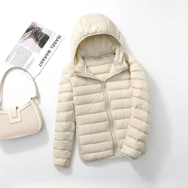 "Rosaroter Daunenmantel mit Kapuze und grauem Innentop, kombiniert mit schwarzen Jeans, für Damenmode."