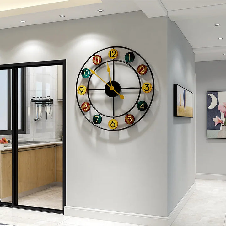 Runde Wanduhr mit römischen Ziffern, elegantes Design, passt in moderne und klassische Inneneinrichtung, 50 cm Durchmesser.