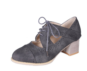 "Rutschfeste, ergonomische Damen-Orthopädieschuhe im eleganten Vintage-Stil, beige mit hochwertigem Obermaterial."