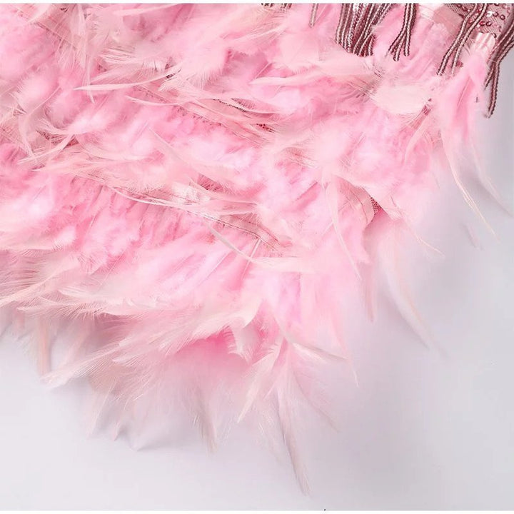 Atemberaubendes Cocktailkleid mit Pailletten und Federn