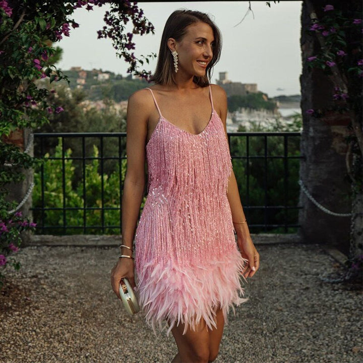 Atemberaubendes Cocktailkleid mit Pailletten und Federn
