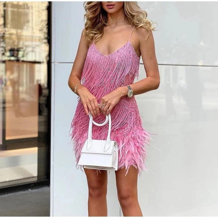 Atemberaubendes Cocktailkleid mit Pailletten und Federn