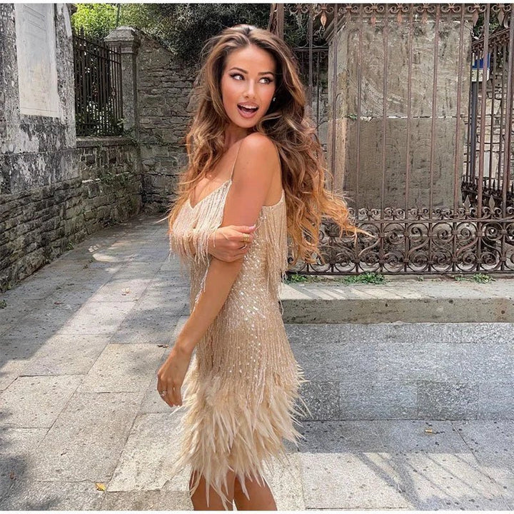 Atemberaubendes Cocktailkleid mit Pailletten und Federn