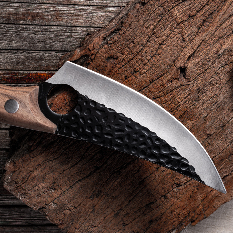 "Scharfes Küchenmesser mit Edelstahlklinge und gebogenem Holzgriff, ideal für präzises Schneiden und ergonomischen Komfort."