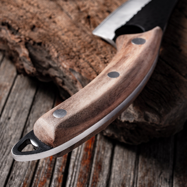 "Scharfes Küchenmesser mit Edelstahlklinge und gebogenem Holzgriff, ideal für präzises Schneiden und ergonomischen Komfort."