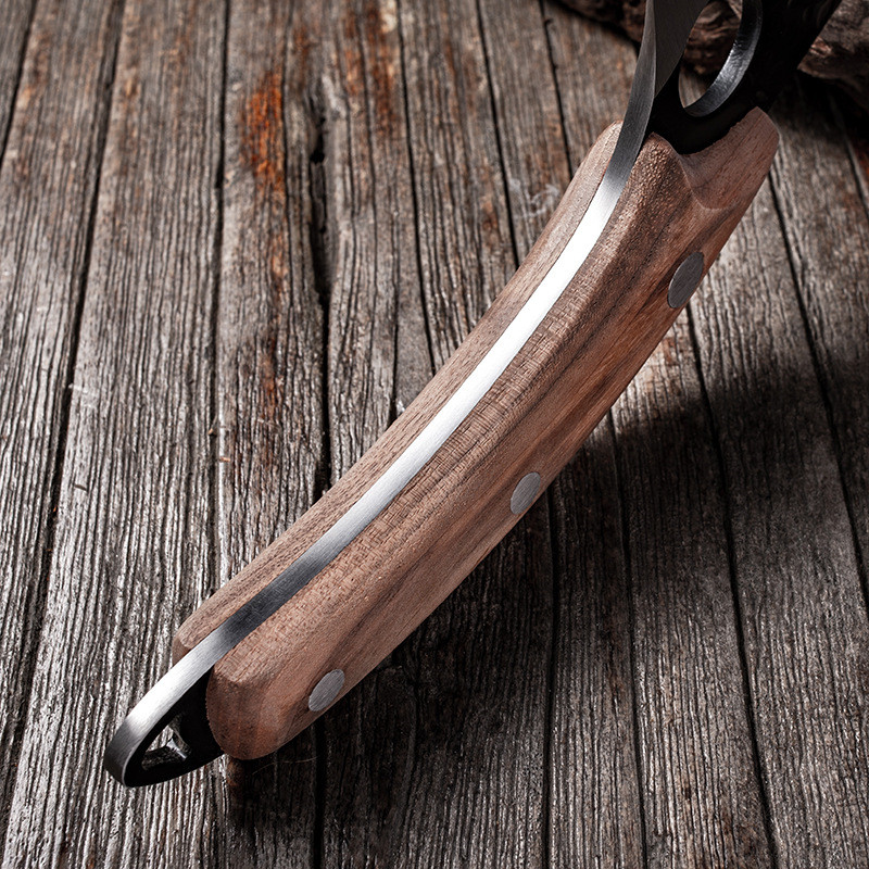 "Scharfes Küchenmesser mit Edelstahlklinge und gebogenem Holzgriff, ideal für präzises Schneiden und ergonomischen Komfort."