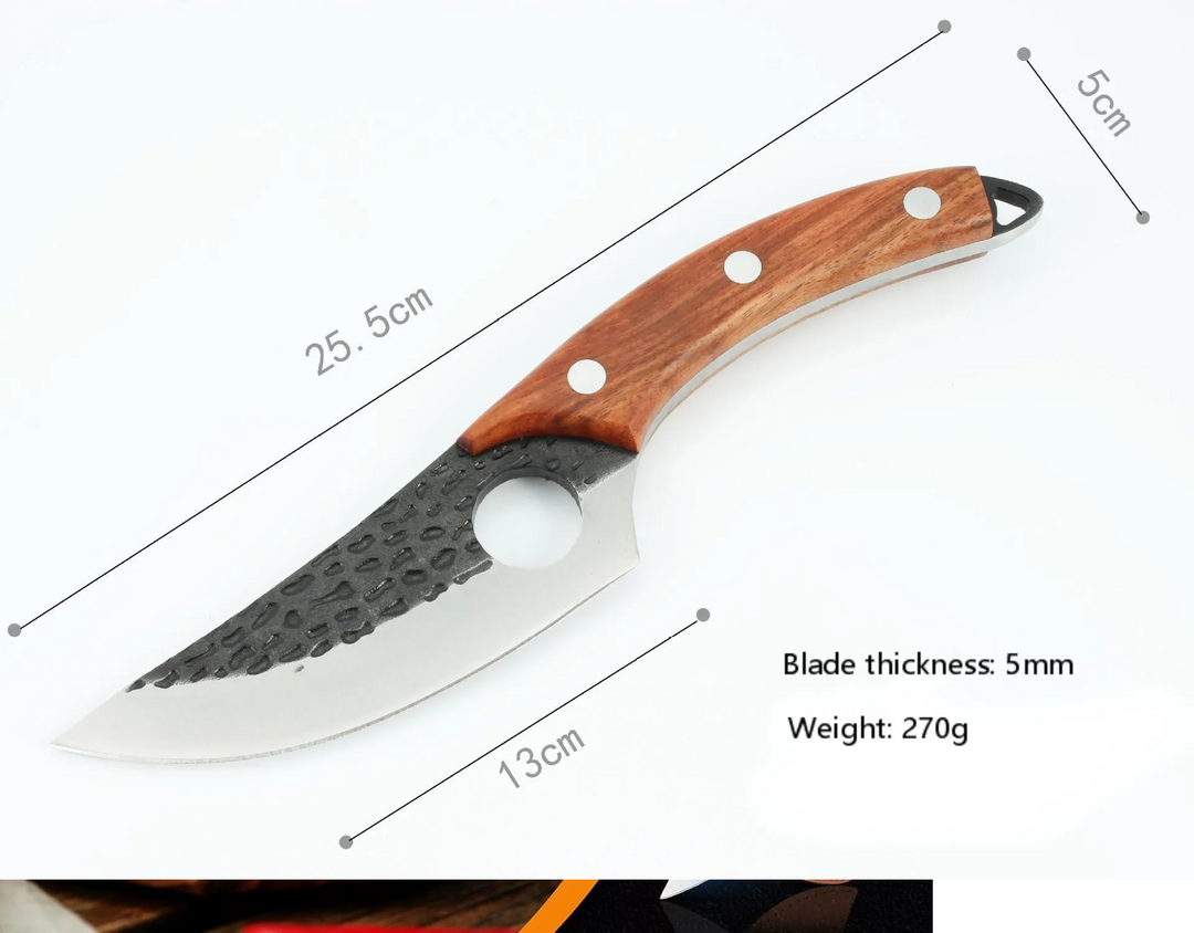 Scharfes, rostfreies Santokumesser mit ergonomischem Holzgriff und präziser Klinge für vielseitige Kücheneinsätze.
