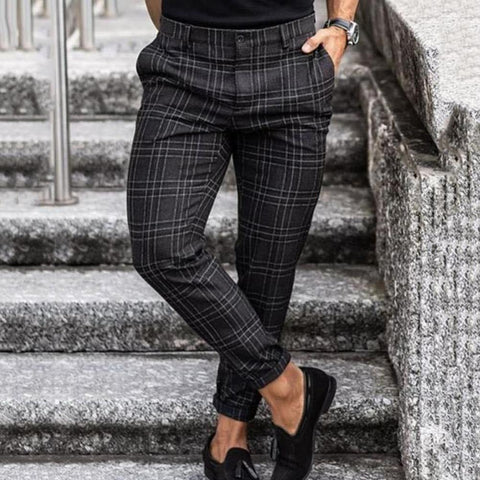 Schlank geschnittene Herren Hose mit klassischem Karomuster, ideal für stilvolle Auftritte und komfortablen Alltag.