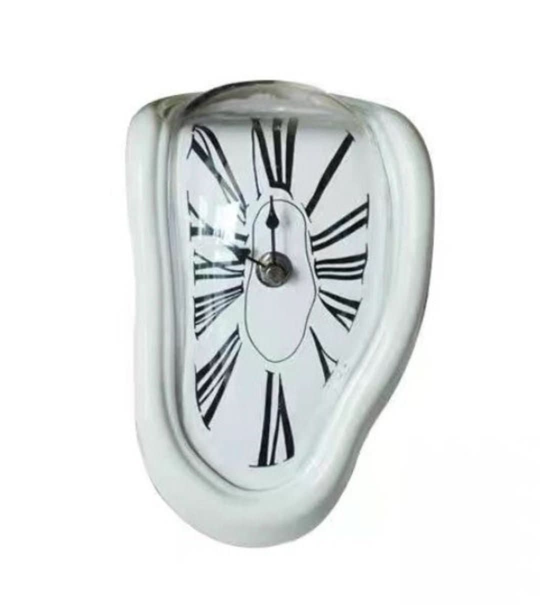 "Schmelzende Dekoruhr, surrealistisches Salvador Dali Design, goldene und schwarze Uhr auf einem Regal"