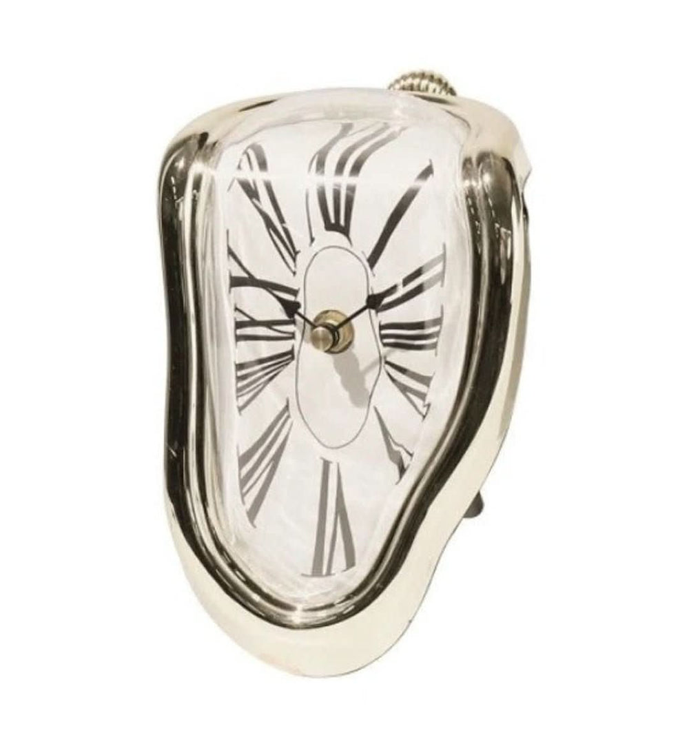 "Schmelzende Dekoruhr, surrealistisches Salvador Dali Design, goldene und schwarze Uhr auf einem Regal"