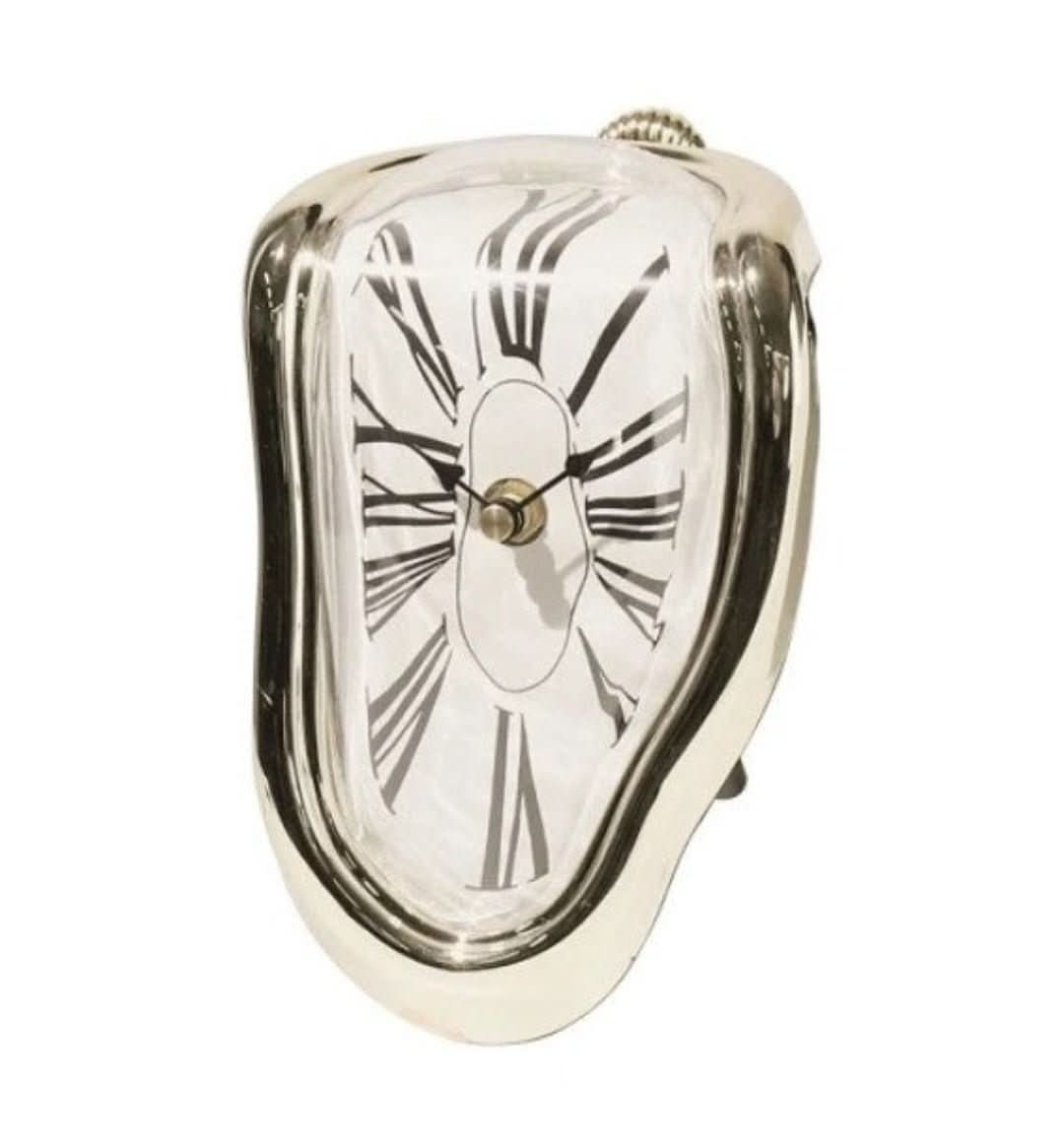 "Schmelzende Dekoruhr, surrealistisches Salvador Dali Design, goldene und schwarze Uhr auf einem Regal"