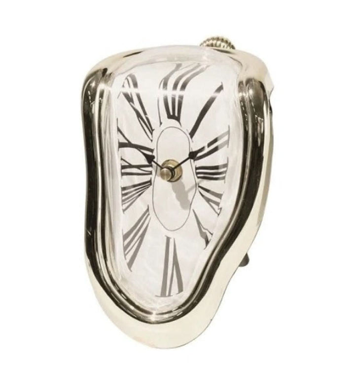 "Schmelzende Dekoruhr, surrealistisches Salvador Dali Design, goldene und schwarze Uhr auf einem Regal"