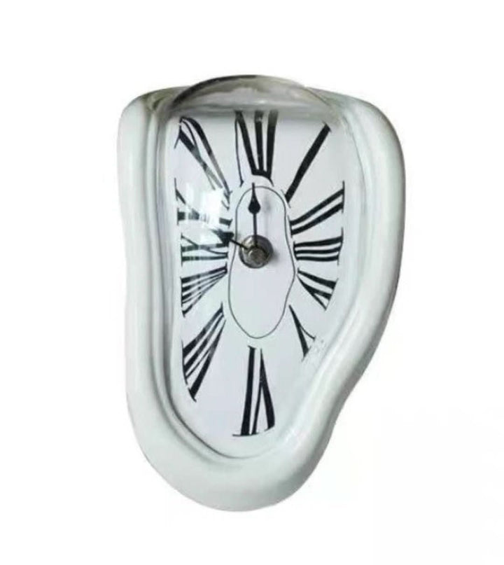 "Schmelzende Dekoruhr, surrealistisches Salvador Dali Design, goldene und schwarze Uhr auf einem Regal"