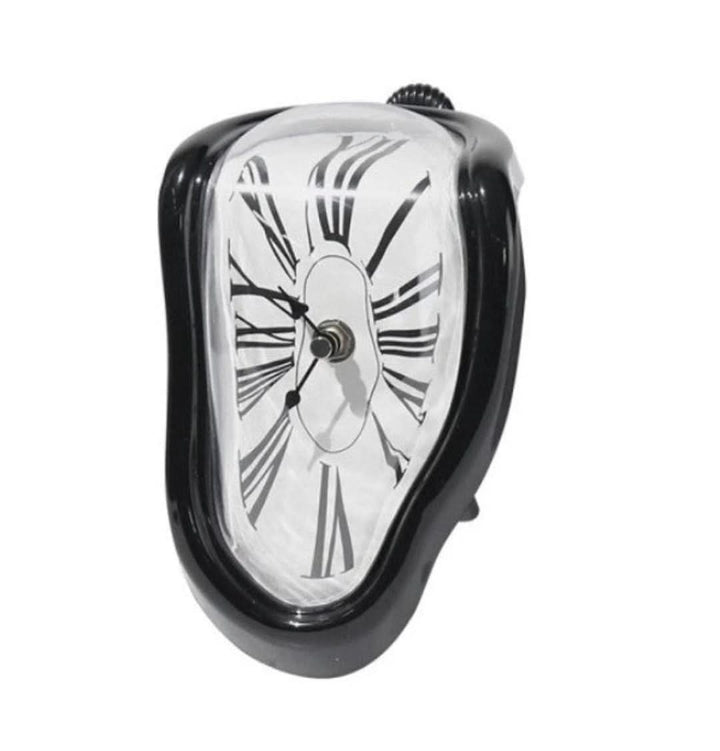 "Schmelzende Dekoruhr, surrealistisches Salvador Dali Design, goldene und schwarze Uhr auf einem Regal"