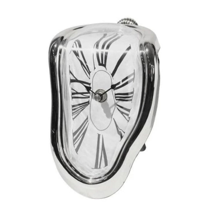 "Schmelzende Dekoruhr, surrealistisches Salvador Dali Design, goldene und schwarze Uhr auf einem Regal"