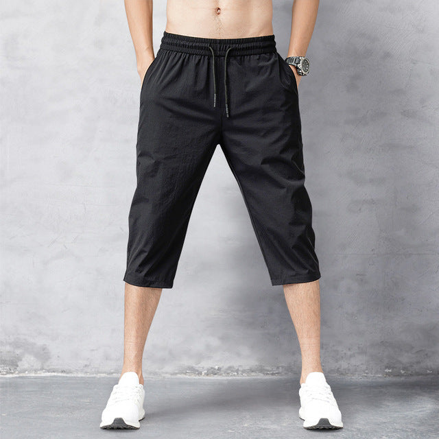 "Schnelltrocknende Herren 3/4 Nylonhose, leicht, atmungsaktiv, in neutralem Ton, ideal für Outdoor-Aktivitäten."