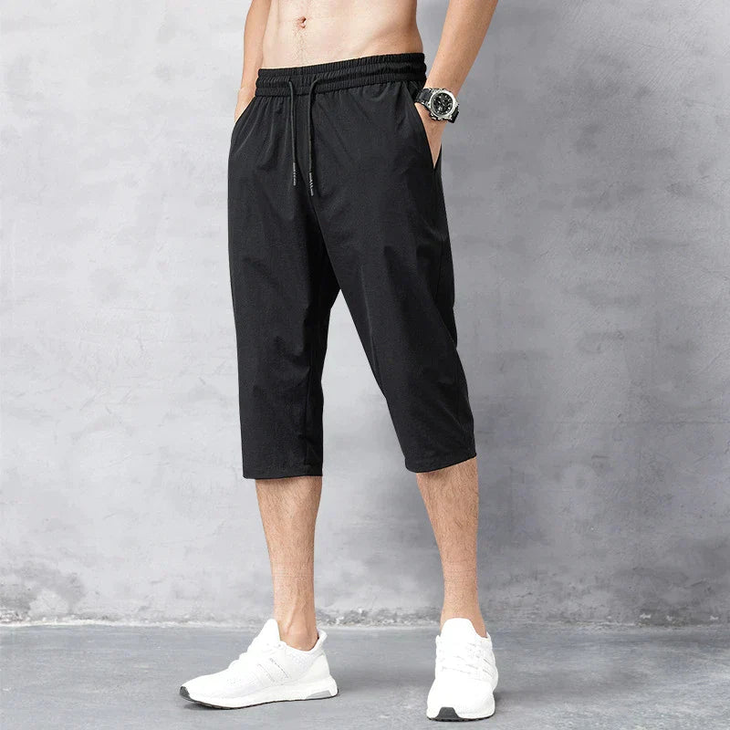 "Schnelltrocknende Herren 3/4 Nylonhose, leicht, atmungsaktiv, in neutralem Ton, ideal für Outdoor-Aktivitäten."