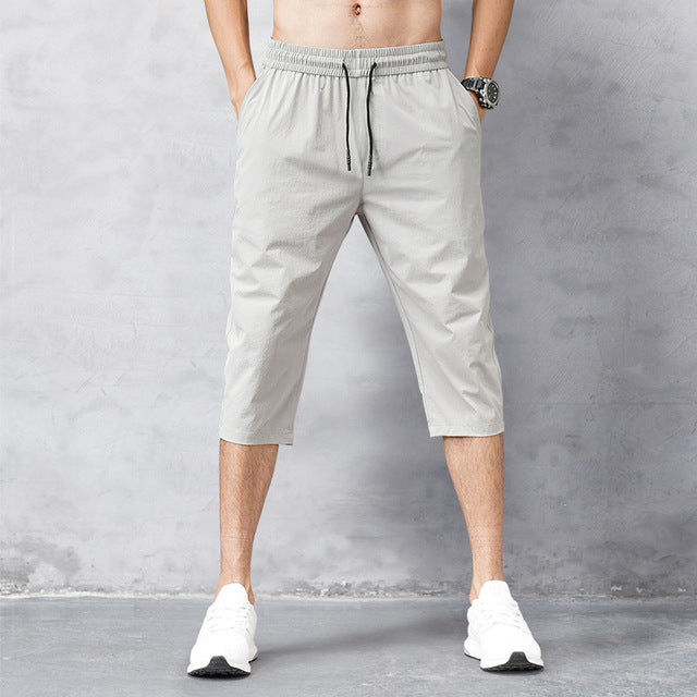 "Schnelltrocknende Herren 3/4 Nylonhose, leicht, atmungsaktiv, in neutralem Ton, ideal für Outdoor-Aktivitäten."