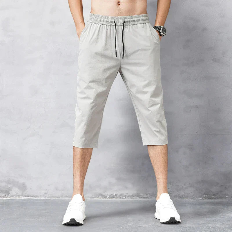 "Schnelltrocknende Herren 3/4 Nylonhose, leicht, atmungsaktiv, in neutralem Ton, ideal für Outdoor-Aktivitäten."