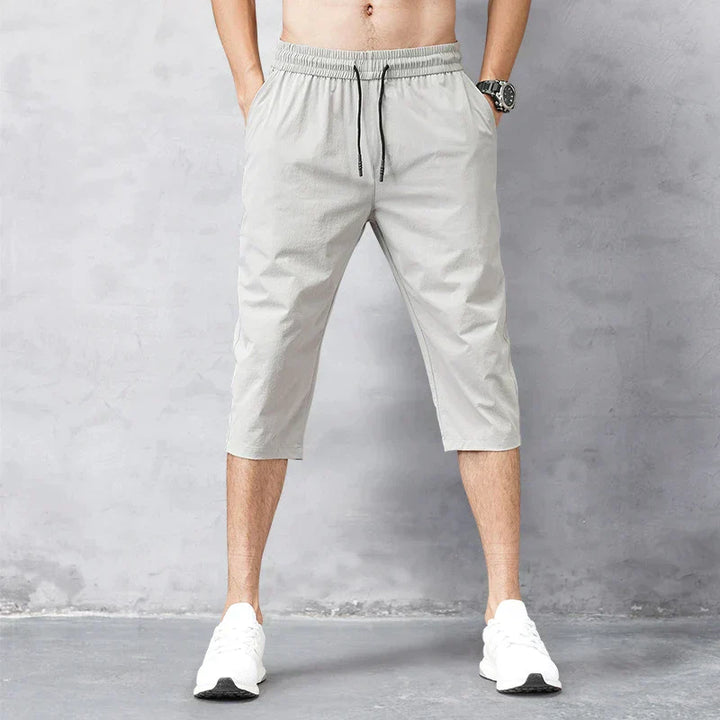 "Schnelltrocknende Herren 3/4 Nylonhose, leicht, atmungsaktiv, in neutralem Ton, ideal für Outdoor-Aktivitäten."