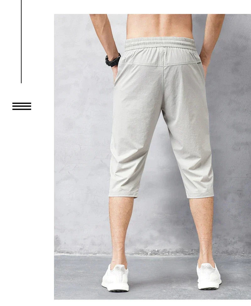 "Schnelltrocknende Herren 3/4 Nylonhose, leicht, atmungsaktiv, in neutralem Ton, ideal für Outdoor-Aktivitäten."