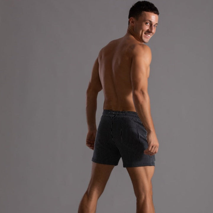 "Schnelltrocknende Herren Badeshorts Ripstop-Polyester in Blau, kurzer Schnitt, elastischer Bund, Frontansicht"