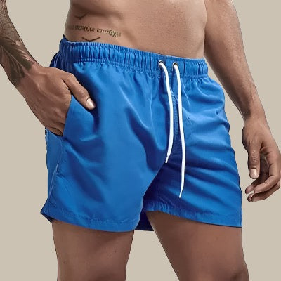"Schnelltrocknende Herren Schwimmshorts in Grün, mit elastischem Bund und Taschen, ideal für Strand und Pool."