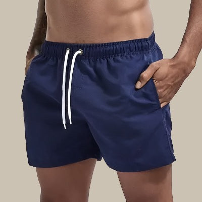 "Schnelltrocknende Herren Schwimmshorts in Grün, mit elastischem Bund und Taschen, ideal für Strand und Pool."
