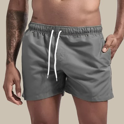 "Schnelltrocknende Herren Schwimmshorts in Grün, mit elastischem Bund und Taschen, ideal für Strand und Pool."