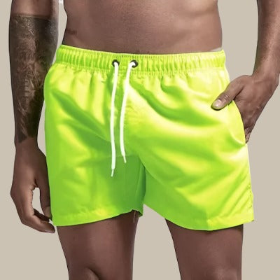 "Schnelltrocknende Herren Schwimmshorts in Grün, mit elastischem Bund und Taschen, ideal für Strand und Pool."