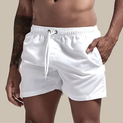 "Schnelltrocknende Herren Schwimmshorts in Grün, mit elastischem Bund und Taschen, ideal für Strand und Pool."