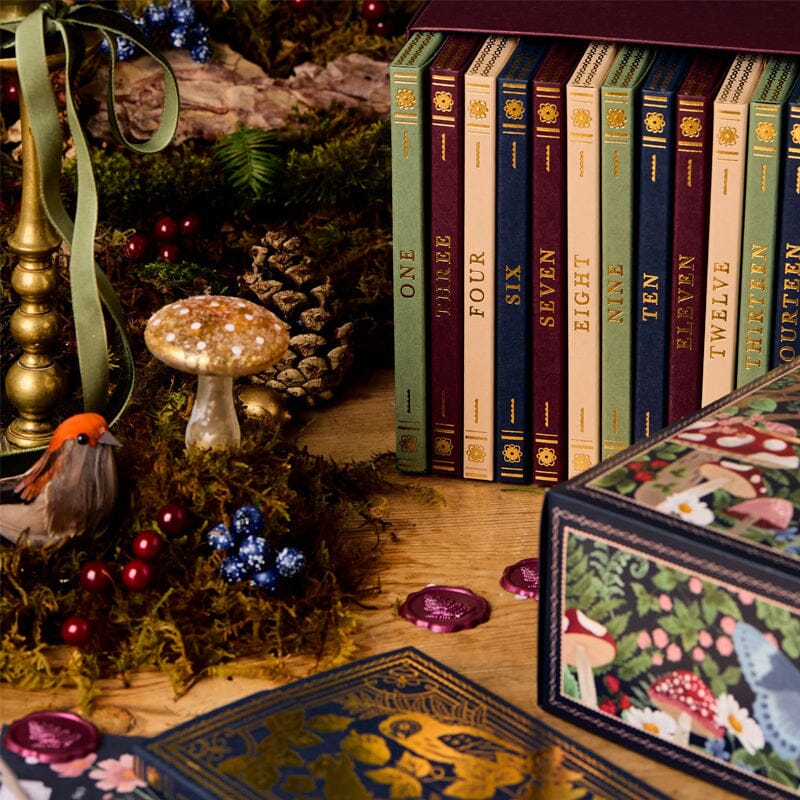 "Schreibwaren-Adventskalender mit Winterwald-Design, 24 Überraschungen, tiefen Beerenfarben, recycelbare Verpackung."