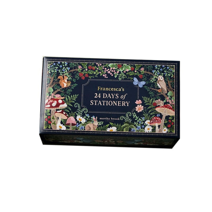 "Schreibwaren-Adventskalender mit Winterwald-Design, 24 Überraschungen, tiefen Beerenfarben, recycelbare Verpackung."