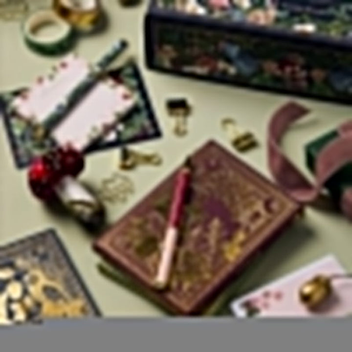 "Schreibwaren-Adventskalender mit Winterwald-Design, 24 Überraschungen, tiefen Beerenfarben, recycelbare Verpackung."