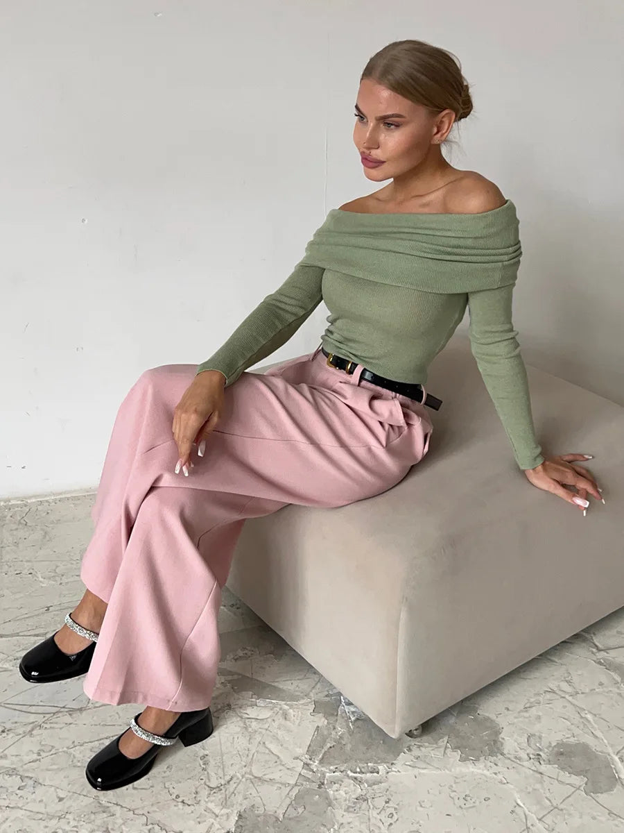 "Schulterfreier Damenpullover, elegantes Off-Shoulder-Design, weiches Material, figurbetonte Passform, vielseitiges Outfit"