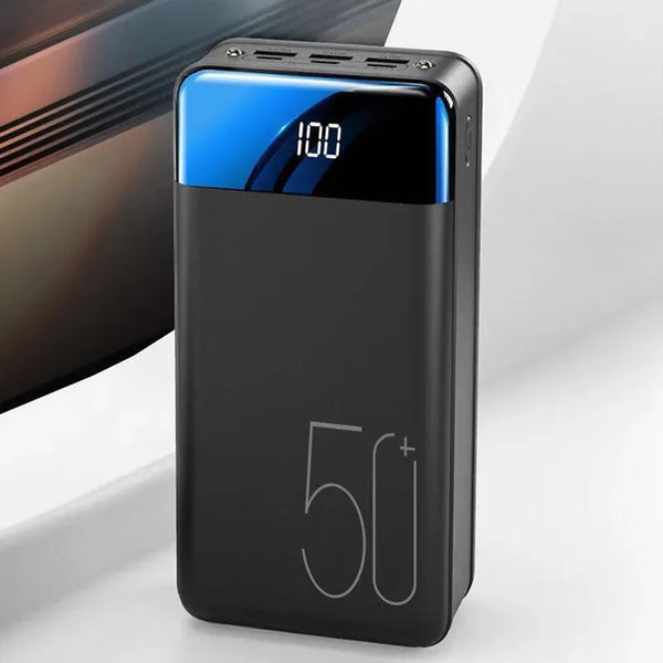 "Schwarze 100.000 mAh Powerbank, kompakt, mit zwei USB-Ports, geeignet für schnelles Laden von Smartphones und Tablets."