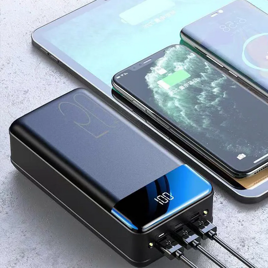 "Schwarze 100.000 mAh Powerbank, kompakt, mit zwei USB-Ports, geeignet für schnelles Laden von Smartphones und Tablets."