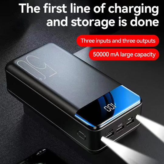 "Schwarze 100.000 mAh Powerbank, kompakt, mit zwei USB-Ports, geeignet für schnelles Laden von Smartphones und Tablets."