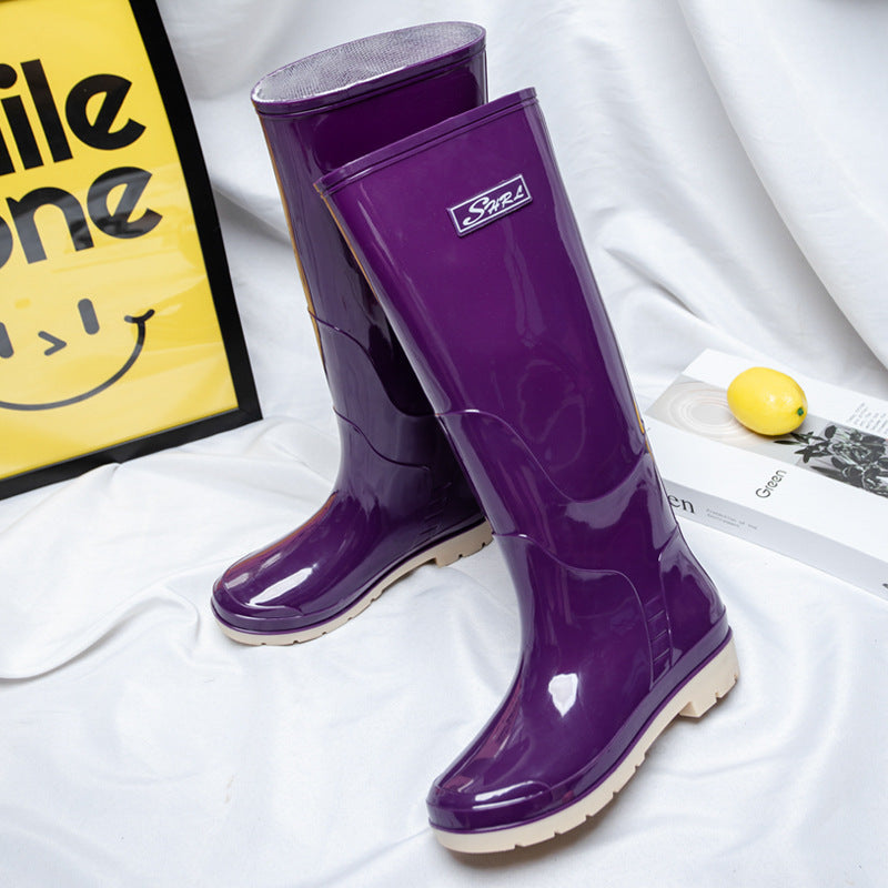 "Schwarze Damen Gummistiefel, wasserdicht, rutschfest, mit robuster Sohle, elegantes Design für Regenwetter."