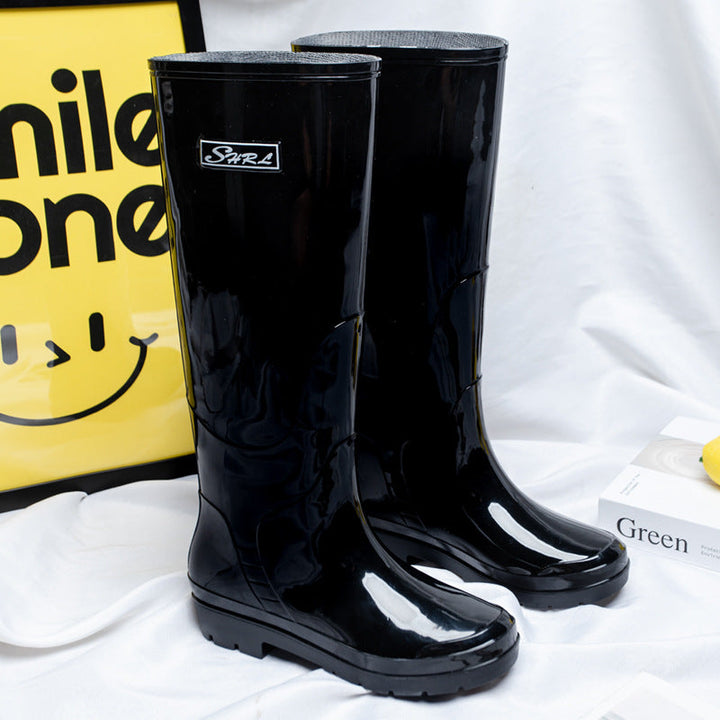"Schwarze Damen Gummistiefel, wasserdicht, rutschfest, mit robuster Sohle, elegantes Design für Regenwetter."