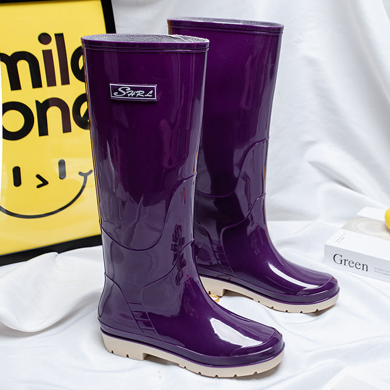 "Schwarze Damen Gummistiefel, wasserdicht, rutschfest, mit robuster Sohle, elegantes Design für Regenwetter."