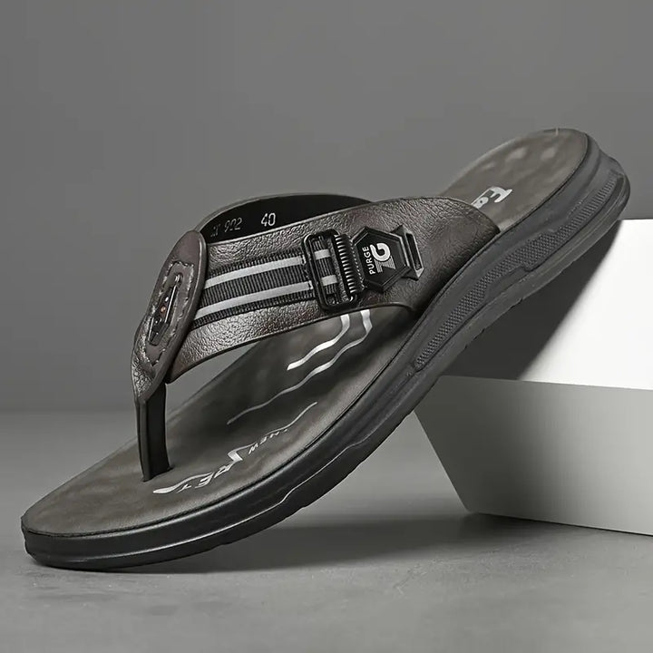 Schwarze Damen-Sandale mit elegantem Design, raffinierten Riemen und überragendem Komfort für stilvolle Sommeroutfits.