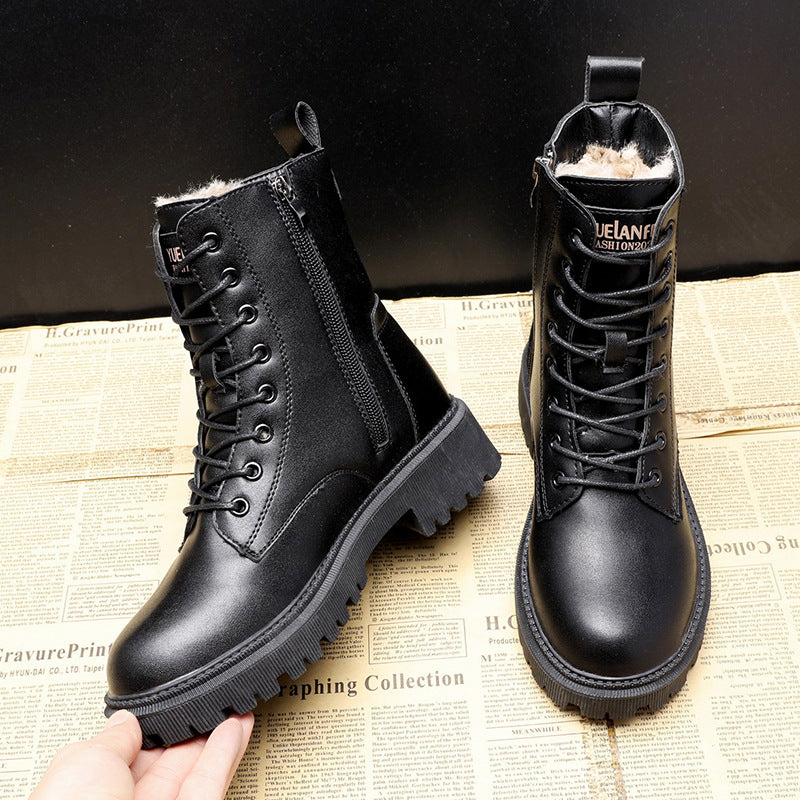 Schwarze Damenlederstiefel mit elegantem Design und rutschfester Sohle, bieten stilvollen Komfort für den Winter.